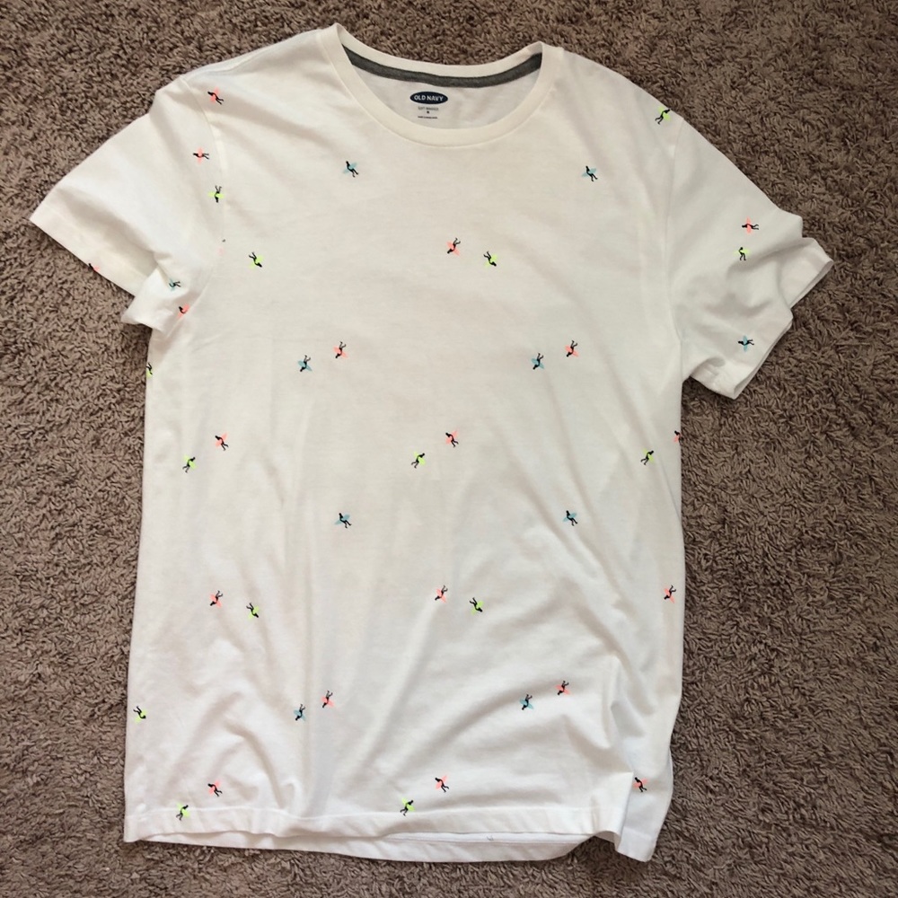 💖 white T-shirt with surfers on it